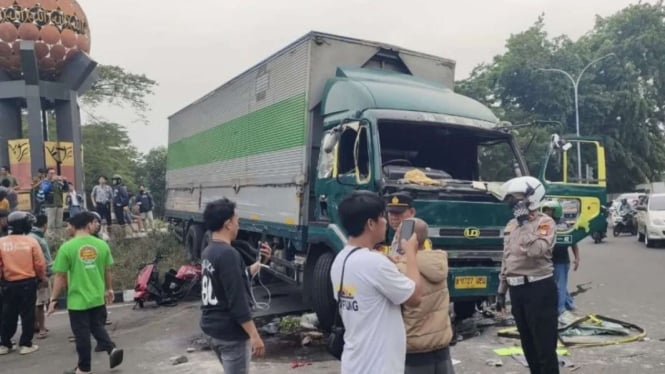 Truk Tronton Tabrak Puluhan Kendaraan di Tangerang