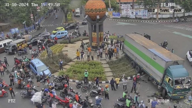 Truk ugal-ugalan di Tangerang menabrak pengendara lain