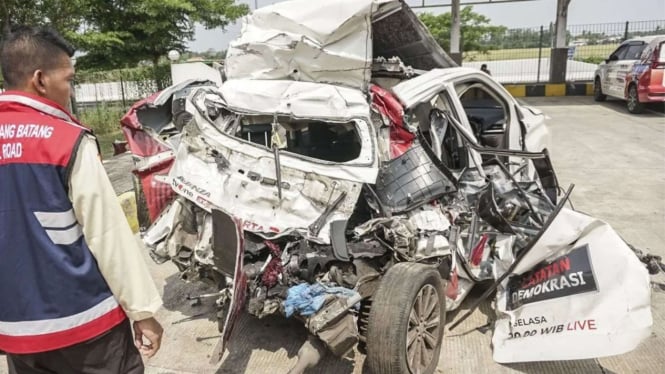 Kondisi mobil kru tvOne yang terlibat kecalakaan di Tol Pemalang