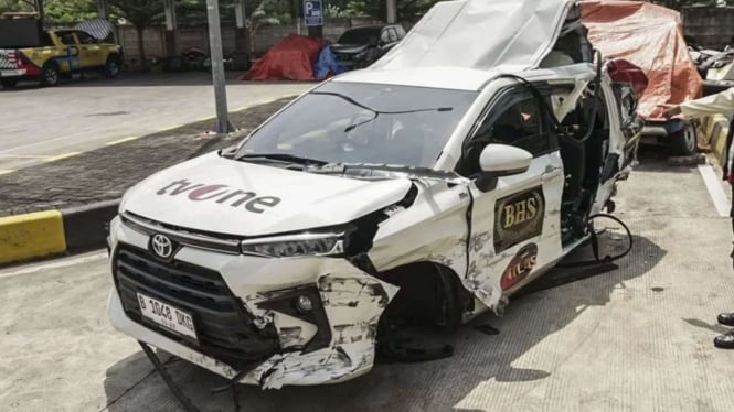 Kondisi mobil kru tvOne yang terlibat kecalakaan di Tol Pemalang