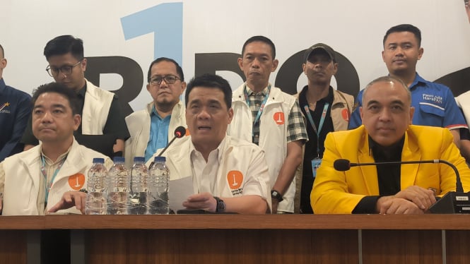 Ketua timses pemenangan RK-Suswono, Ahmad Riza Patria (tengah) dalam konferensi pers di Media Center RIDO, Jakarta Selatan