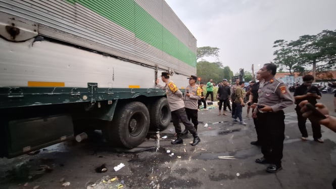 Kapolres Metro Tangerang Kota Kombes Pol Zain Dwi Nugroho saat mengecek truk usai berhasil dihentikan warga, lantaran mengemudi secara ugal-ugalan hingga menimbulkan korban luka.