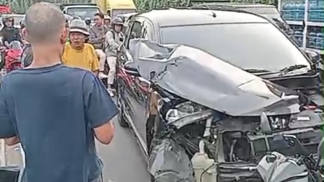 Truk tabrak mobil di Tangerang