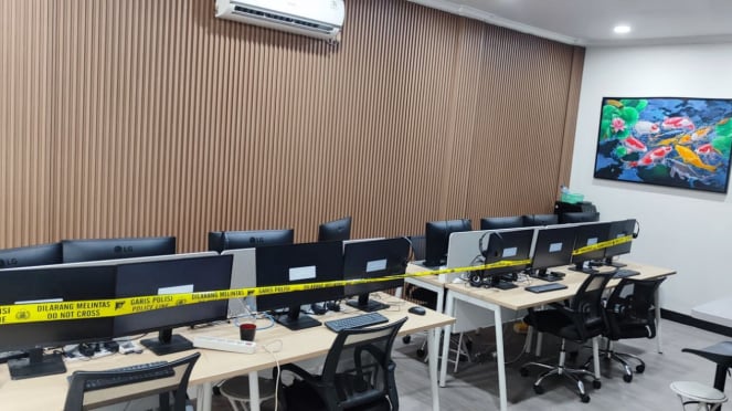 La policía registró una oficina en Bekasi en relación con un caso de juego en línea