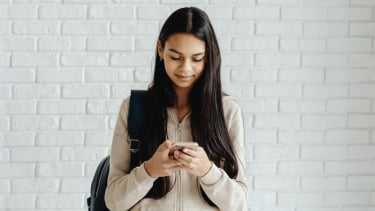 La imagen digital dorada es adecuada para el futuro de las mujeres.