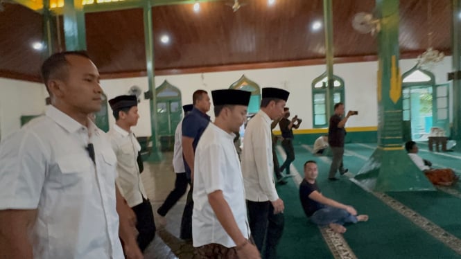 Cawalkot Solo nomor urut 2, Respati Ardi mendampingi Jokowi salat jumat di Masjid Al Wustho, Solo