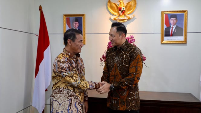 Menko AHY bersama Mentan Amran seusai rapat lintas Kementerian