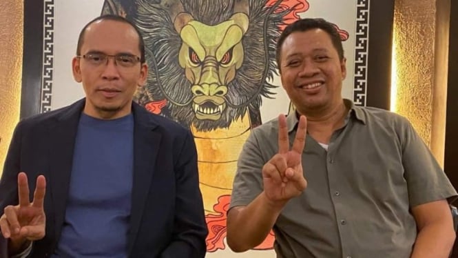 TGB Zainul Majdi dan Zulkieflimansyah berpose dua jari sebagai sinyal agar paket Zul-Rohmi lanjut dua periode, meskipun belakangan paket tersebut bubar. (Satria)