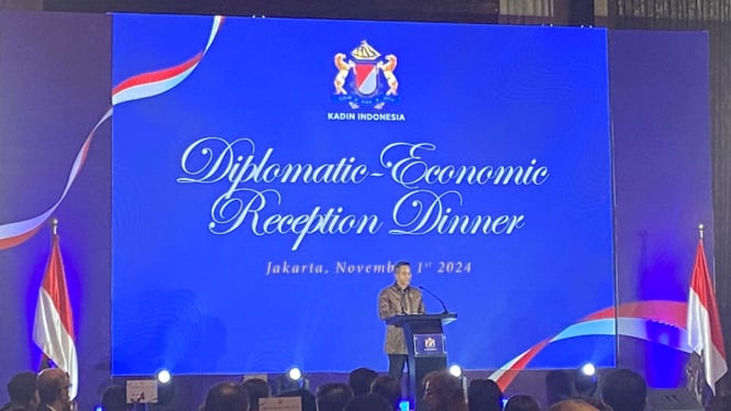 Ketua Umum Kadin Anindya Bakrie saat memberikan sambutan pada acara Gala Dinner yang digelar Kadin Indonesia bersama dengan para duta besar negara sahabat di Jakarta.