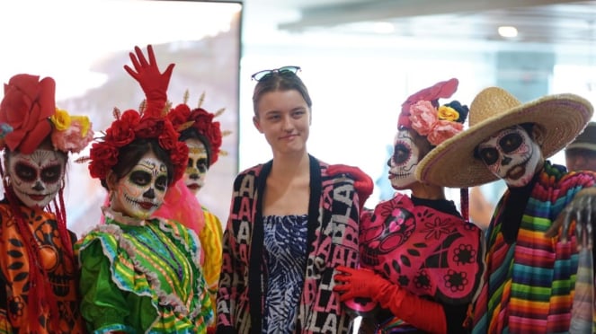 El aeropuerto Ngurah Rai de Bali se llena de figuras disfrazadas de Halloween