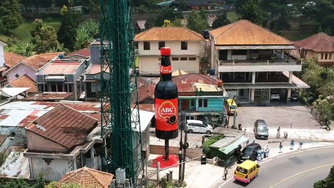 Ikon botol kecap raksasa di Puncak, Bogor.