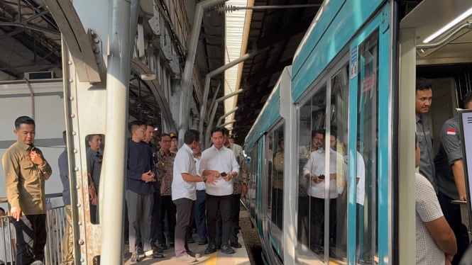 Wapres Gibran tinjau proyek tram tenaga baterai hasil produkso PT INKA di Stasiun Purwosari.