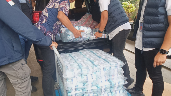 Barang bukti uang miliaran rupiah hasil Judol