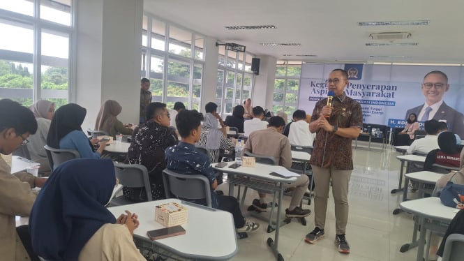 Wakil Ketua MPR Eddy Soeparno saat berdiskusi dengan mahasiswa Vokasi IPB. VIVA/Muhammad AR