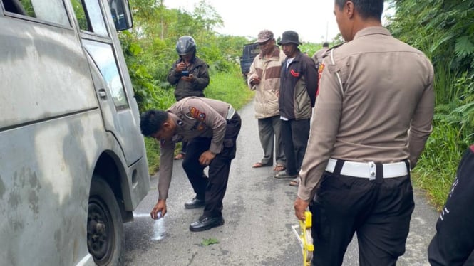 Polisi saat melakukan olah TKP kecelakaan di Kabupaten Taput.(dok Polres Taput)