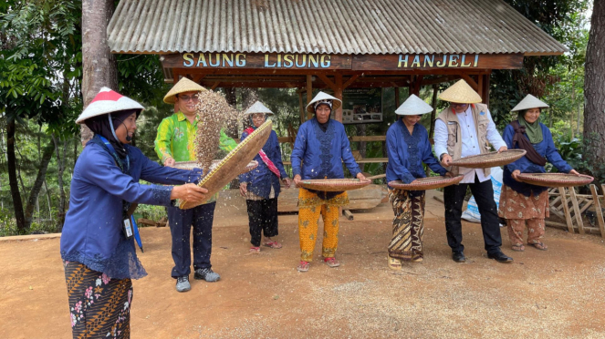 Grupo de mulheres agrícolas na vila turística de Hanjeli