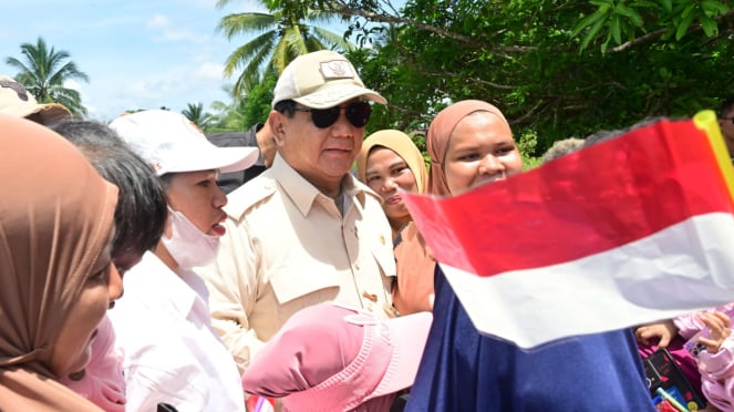 Presidente Prabowo Subianto com residentes em Merauke, Papua do Sul