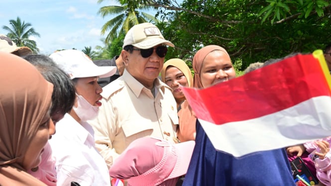 Presiden Prabowo Subianto bersama warga di Merauke, Papua Selatan