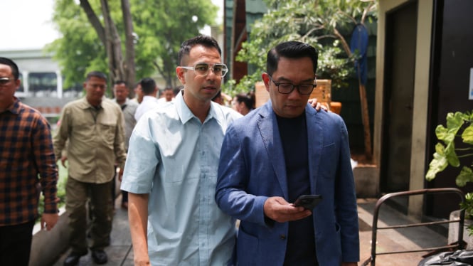 Cagub Jakarta nomor urut 01, Ridwan Kamil bertemu dengan selebritis sekaligus utusan khusus Presiden RI Prabowo Subianto, Raffi Ahmad di kawasan Senayan, Jakarta Pusat (sumber: Tim Media RIDO) 