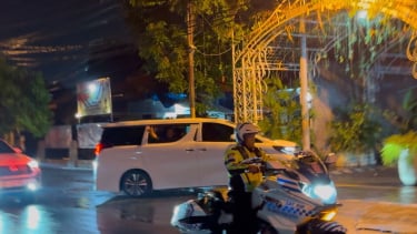 La caravana del presidente Prabowo llegó a la residencia privada de Jokowi ubicada en Jalan Kutai Utara No. 1 Sumber, Banjarsari, Solo, Pengah Java a las 18.20 WIB del domingo 3 de noviembre de 2024.