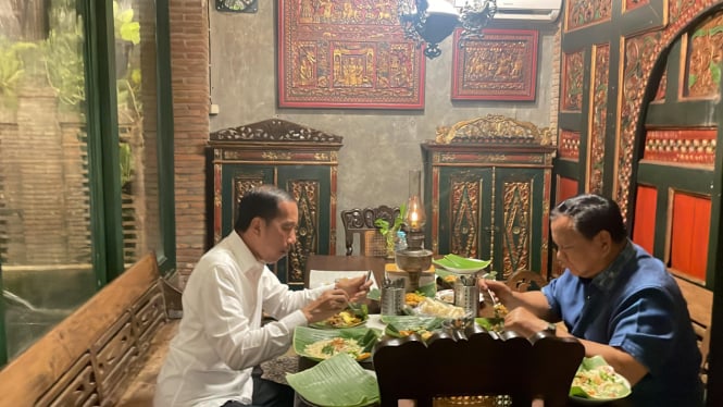 Presiden Prabowo Subianto bertemu dan makan malam dengan mantan presiden Joko Widodo (Jokowi) di Solo, Jawa Tengah, Minggu malam, 3 November 2024.