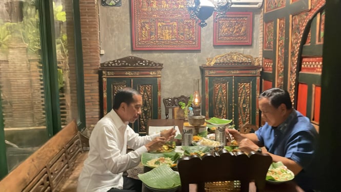 Presiden Prabowo Subianto bertemu dan makan malam dengan mantan Presiden Jokowi.