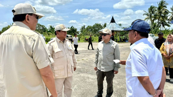 Haji Isam menemani Presiden Prabowo Subianto mengecek program cetak sawah di Merauke, Papua.