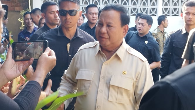 Presiden Prabowo Subianto usai makan siang di Rumah makan Bendega Denpasar