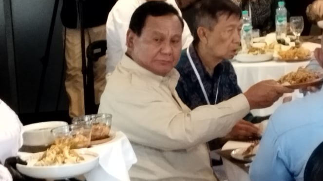 Presidente Prabowo Subianto durante almoço no restaurante Bendega em Denpasar 