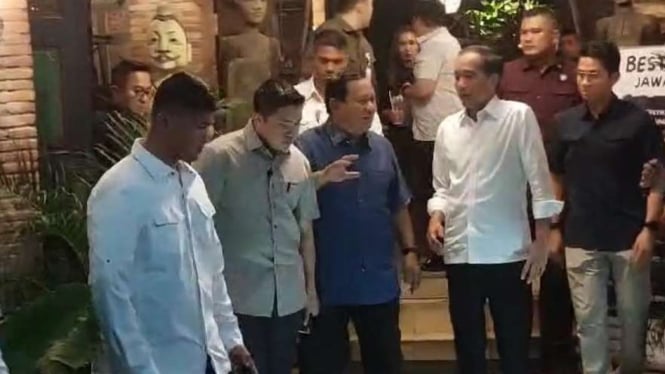 Presiden Prabowo Subianto dan Presiden ke-7 RI Joko Widodo atau Jokowi usai makan malam di Angkringan Omah Semar, Solo pada Minggu malam, 3 November 2024.