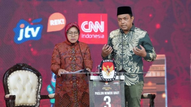 Pasangan calon gubernur dan wakil gubernur Jawa Timur Tri Rismaharini- Zahrul Azhar Asumta (Gus Hans) saat debat publik kedua di Grand City, Surabaya, Jawa Timur, Minggu, 3 November 2024.