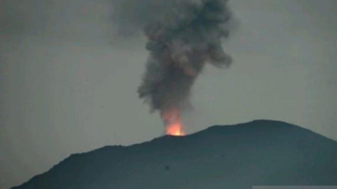 Lontaran abu vulkanik diiringi pijaran api dari puncak Gunung Lewotobi Laki-Laki di di Kabupaten Flores Timur, Nusa Tenggara Timur, yang teramati dari pos pengamatan Badan Geologi, Rabu malam, 15 Oktober 2024.