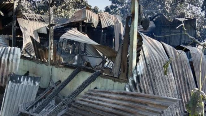 Rumah tertimbun material erupsi Lewotobi Laki-Laki di Desa Klatanlo, Flores Timur