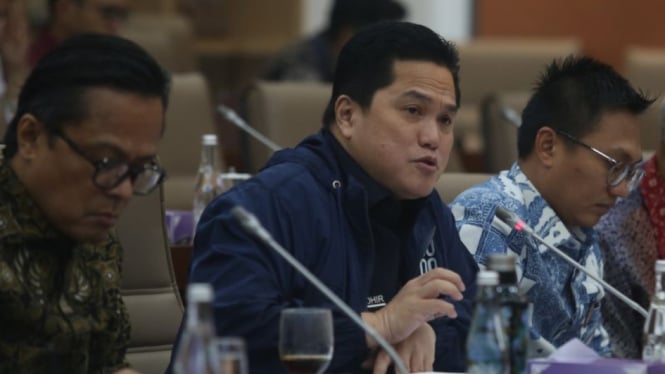 Menteri BUMN Erick Thohir (tengah) didampingi Wakil Menteri II Kartika Wirjoatmodjo (kiri) dan Wakil Menteri Aminuddin Ma'ruf (kanan) mengikuti rapat kerja dengan Komisi VI DPR di Kompleks Parlemen, Senayan, Jakarta.