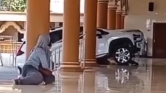 Viral! Mobil Xpander Nyaris Hancurkan Ketenangan Salat Jumat di Jember