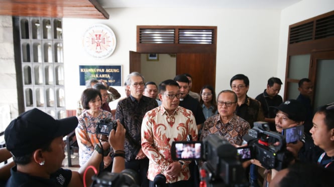 Calon gubernur Jakarta nomor urut 01 Ridwan Kamil menemui Uskup Agung Jakarta Mgr. Ignatius Suharyo (sumber: Tim Media Rido)