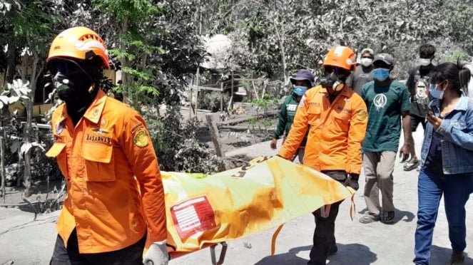 Evacuação das vítimas do SDR que morreram como resultado da erupção do Monte Levotobi Laki em East Flores