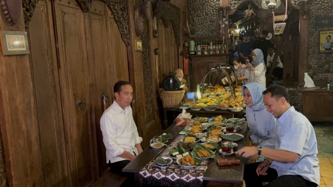 Jokowi dan pasangan calon nomor urut 2 Respati - Astrid makan malam di Wedangan Pendopo, Senin malam (4/11)