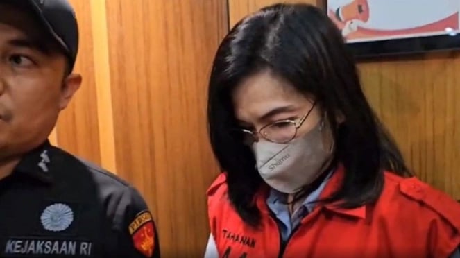 El es el set delantero Sra. Ronald Tannir, Meiirizka Wistejaa (MW) es sospechoso