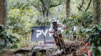 Perebutan Juara Umum Indonesian Downhill 2024 Memanas di Klemuk Bike Park