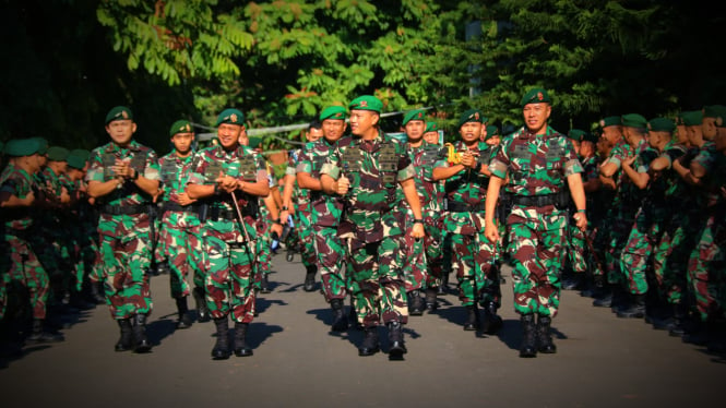 VIVA Militer: Letjen TNI Teguh M Angkasa di Markas Yonif 411 Pandawa Kostrad