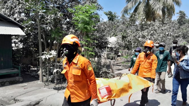 El equipo SAR evacua a las víctimas de las ruinas del edificio tras la erupción del monte Levotobi Laki 