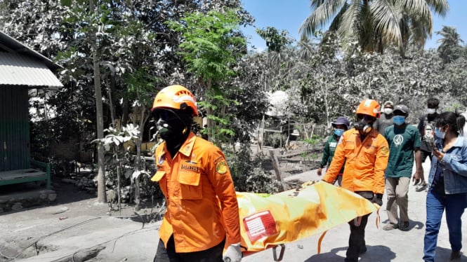 Tim SAR evakuasi korban reruntuhan bangunan pasca erupsi Gunung Lewotobi Laki-laki 