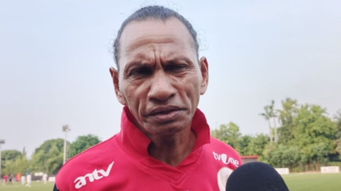 Leyenda de la selección indonesia Roshi Putirai