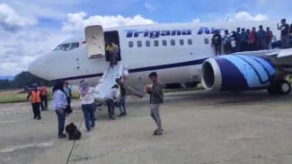 4 Penumpang Trigana Air Terluka Pasca Pesawat Terbakar di Bandara Sentani Papua