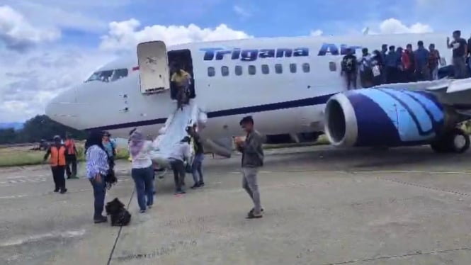 Penumpang Trigana Air Berhamburan Keluar dari Pesawat di Bandara Sentani Papua