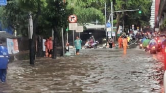 Jakarta Diguyur Hujan Selasa Sore, Dua Ruas Jalan di Jaksel Terendam Banjir