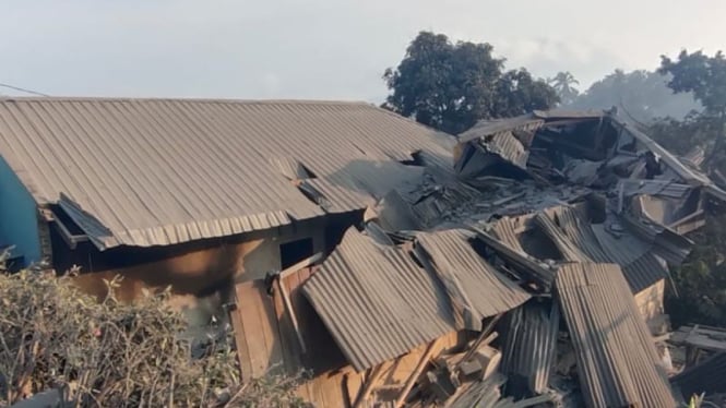 Satu unit rumah ambruk setelah ditimpa material erupsi Gunung Lewotobi di Flores Timur, Nusa Tenggara Timur (NTT).