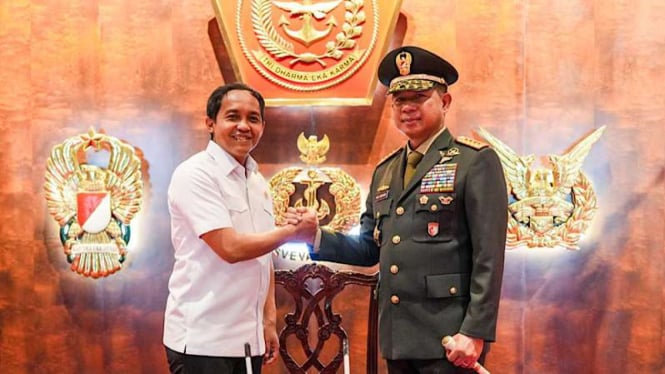 Panglima TNI Jenderal Agus Subiyanto dan Menteri Kehutanan Raja Juli Antoni