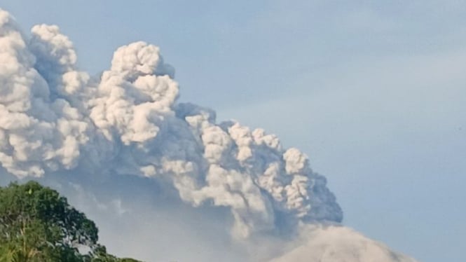 (Foto ilustrasi erupsi) Gunung Lewotobi Laki-Laki mengeluarkan abu vulkanik terlihat dari Desa Nawokote, Kecamatan Wulanggitang, Kabupaten Flores Timur, NTT, Selasa (5/11/2024). 